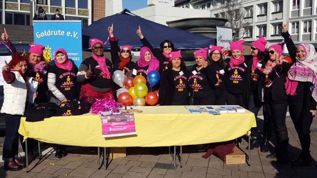 Das Migrantinnen-Netzwerk gegen häusliche Gewalt bei One Billion Rising Düren 2017 auf dem Kaiserplatz