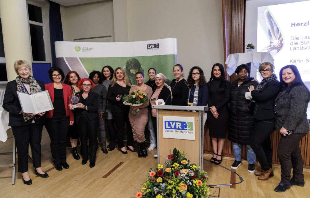 Gruppenbild bei der Preisübergabe des Rheinlandtalers 2022. Karin Schmidt-Promny (LVR), Mitglieder von Goldrute e. V. und die Beraterinnen des Migrantinnen-Netzwerks gegen häusliche Gewalt.