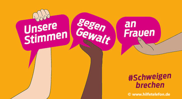 Drei Arme halten Schilder hoch: Unsere Stimmen gegen Gewalt an Frauen #schweigenbrechen - Copyright www.hilfetelefon.de